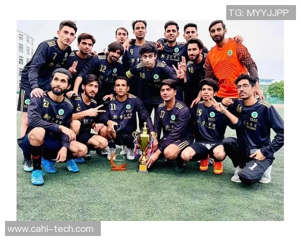 沈阳足球俱乐部球星闪耀绿茵场展现拼搏精神引领球队奋勇前行